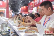 梦见领证“嗦粉”经济火热 中国多地“食力”出圈